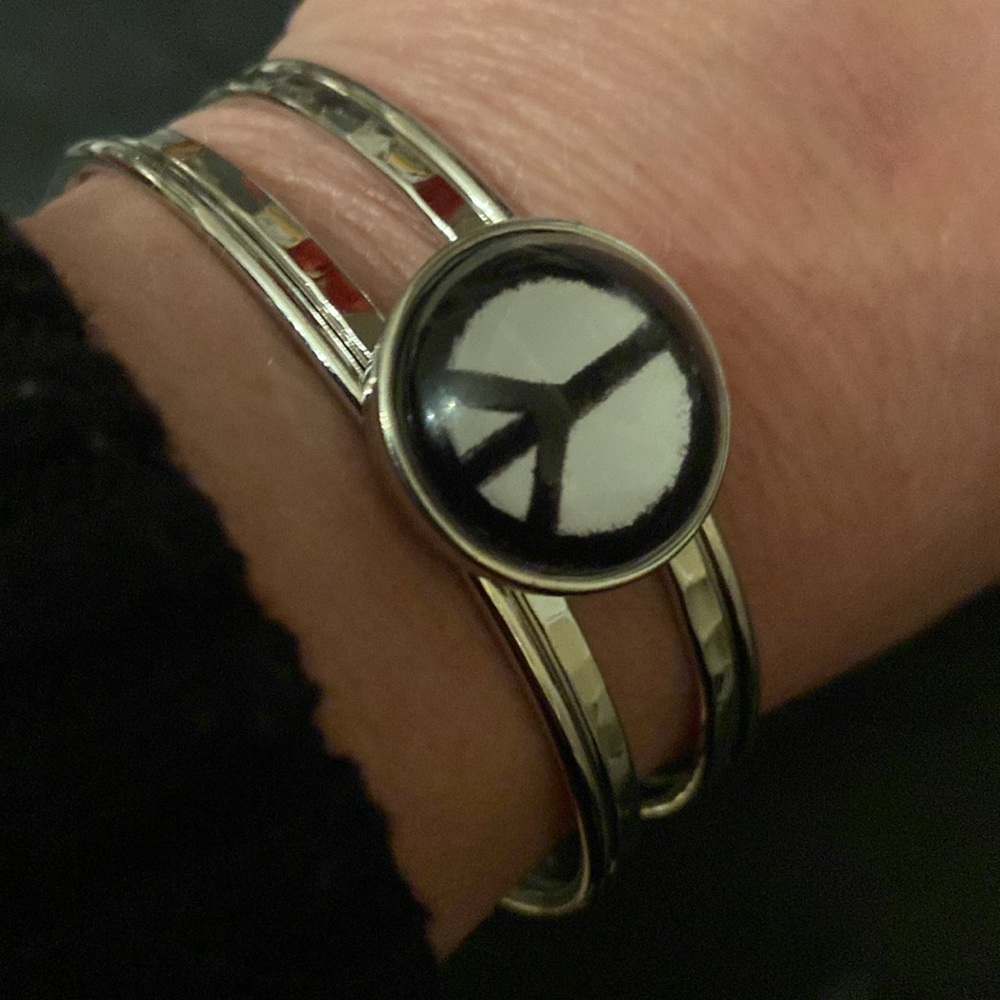- - Peace Sign Snap Button Bracelet Cuff - Picture 2 of 7